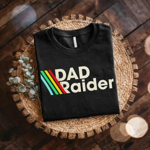 Arc Raiders-tröja, pappa Raider, gamer, pappa, tee, rolig gaming-tröja, present till make, videospel, gamer, present, gamer, födelsedag, retro, gamer, grafik