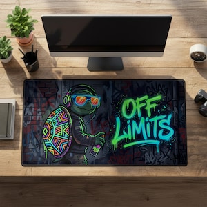 Puede incluir: Un juego de tres tazas de cerámica con un acabado mate moteado. Cada taza presenta un color diferente: azul claro, crema y gris. Las tazas tienen un diseño simple y moderno.