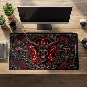 Pode incluir: Tapete de mesa retangular com um design gótico detalhado. O tapete tem um fundo vermelho escuro com uma imagem central de uma caveira usando uma coroa, cercada por um pentagrama e bordas ornamentadas. O tapete está colocado em uma mesa de madeira.