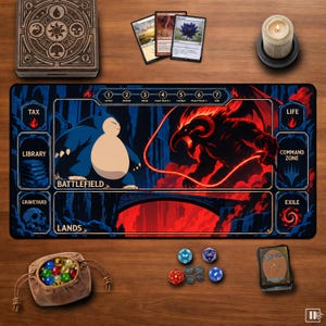 Könnte beinhalten: Eine rechteckige Spielmatte mit einem blauen Relaxo und einer roten Dämonenkreatur, mit beschrifteten Zonen für Tax, Library, Graveyard, Life, Command Zone und Exile. Die Matte enthält einen Rundenzähler, eine Holzbox, drei Karten, eine Kerze, Würfel und einen Beutel.