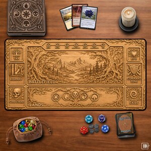 Pode incluir: Um tapete de jogo retangular de madeira com desenhos esculpidos de uma paisagem montanhosa, zonas de jogo rotuladas como Battlefield, Lands, Library, Graveyard, Exile, Command Zone, Life e Tax, com rastreadores de fase, caixa de cartas, vela, dados e cartas.