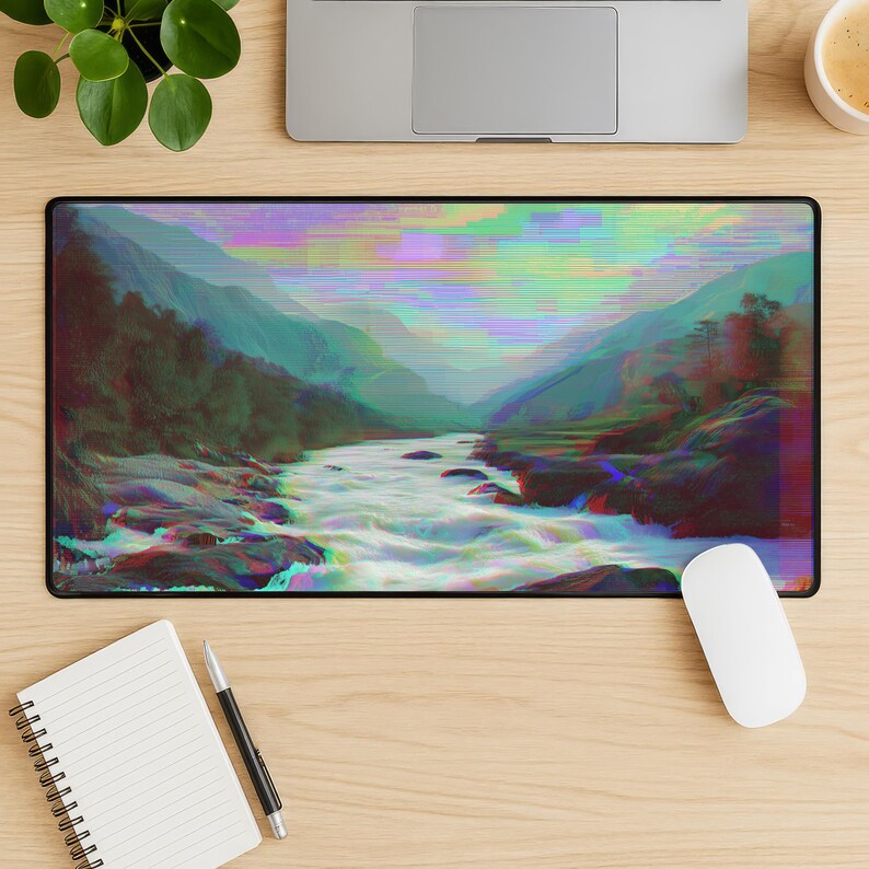 Peut inclure: Tapis de souris rectangulaire noir avec un paysage d'art num&eacute;rique. L'image pr&eacute;sente une rivi&egrave;re dans une vall&eacute;e avec un effet de glitch en nuances de vert, bleu et rouge. Surface lisse.