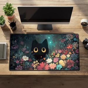 Puede incluir: Alfombrilla de rat&oacute;n rectangular con un gato negro de grandes ojos amarillos, rodeado de flores coloridas. El dise&ntilde;o tiene un estilo caprichoso e ilustrado con un fondo oscuro y vibrantes acentos florales. La alfombrilla est&aacute; sobre un escritorio de madera.