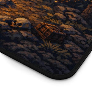 Puede incluir: Ilustraci&oacute;n de arte pixelado que representa una escena de tesoro con una calavera, un cofre de madera y un paisaje rocoso. La paleta de colores incluye tonos marrones, dorados y azul oscuro, creando una atm&oacute;sfera misteriosa y aventurera. La imagen es un primer plano de una alfombra.