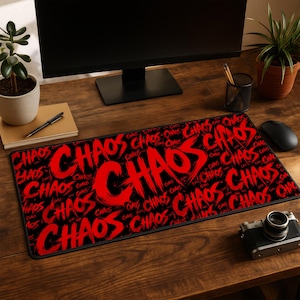 Peut inclure: Un tapis de bureau rectangulaire présentant un motif répétitif du mot CHAOS imprimé dans une police rouge audacieuse, style coup de pinceau, sur un fond noir uni. Le tapis est posé sur une surface en bois avec un écran et des accessoires.
