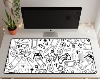 Puede incluir: Una alfombrilla de ratón para juegos en blanco y negro con un patrón repetido de mandos de juego, consolas e iconos relacionados. La alfombrilla es rectangular y está diseñada para colocarse debajo de un monitor de ordenador y un ratón.