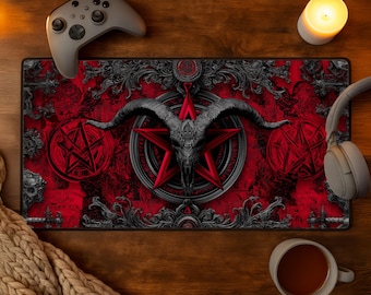 Könnte beinhalten: Eine rechteckige Schreibtischunterlage mit einem dunkelroten und schwarzen Design, das einen zentralen Ziegenschädel mit großen Hörnern und ein rotes Pentagramm zeigt. Der Hintergrund enthält komplexe gotische Filigranmuster und Kreissymbole.