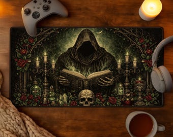 Könnte beinhalten: Rechteckiges Mauspad mit einem gotischen Design. Es zeigt eine Kapuzenfigur, die ein Buch liest, umgeben von Kerzen, Rosen und einem Totenkopf. Ein grauer Gamecontroller, Kopfhörer und eine Tasse Kaffee sind ebenfalls sichtbar.
