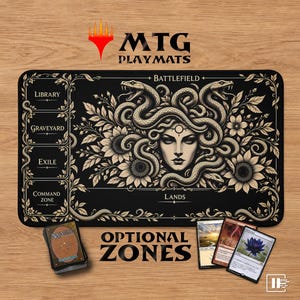Könnte beinhalten: Eine schwarze rechteckige Spielmatte mit einer zentralen Illustration einer Frau mit Schlangenhaaren, umgeben von Sonnenblumen. Die Matte enthält beschriftete Zonen für Library, Graveyard, Exile, Command Zone, Battlefield und Lands.