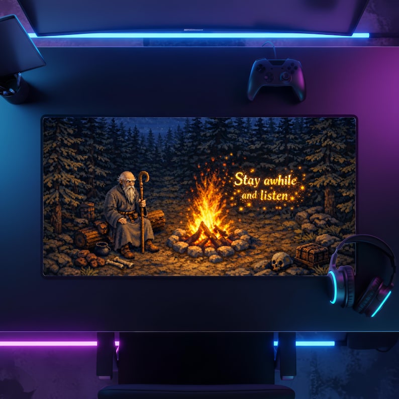 Puede incluir: Alfombrilla de rat&oacute;n rectangular con una escena de bosque, una fogata y un anciano. El texto "Stay awhile and listen" es dorado. Dise&ntilde;ada para juegos y uso inform&aacute;tico.