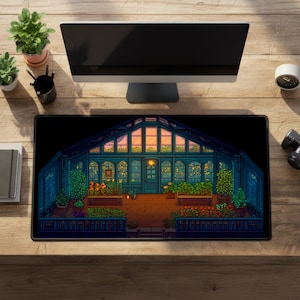 Puede incluir: Alfombrilla de escritorio rectangular negra con una ilustración pixelada de un invernadero con un cielo de puesta de sol. El invernadero tiene adornos de color verde azulado y está lleno de plantas y flores. La alfombrilla está sobre un escritorio de madera con un monitor de computadora, plantas y un reloj.