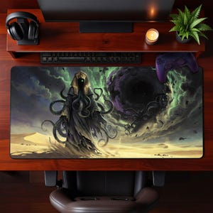 Pode incluir: Um grande tapete de rato para jogos retangular com uma ilustração de fantasia. A obra de arte retrata uma figura vestida com tentáculos, um portal escuro e uma paisagem desértica. A paleta de cores inclui tons de verde, roxo e bege.
