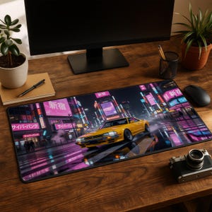 Può includere: Un tappetino da scrivania rettangolare con una grafica vivace di un'auto sportiva gialla che guida attraverso una strada cittadina illuminata al neon di notte. Il design include insegne rosa e blu con testo giapponese e pavimentazione bagnata.