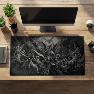 Puede incluir: Alfombrilla de escritorio rectangular en blanco y negro con una ilustración detallada de una escena de batalla con figuras aladas. La obra de arte tiene un estilo gótico dramático. La alfombrilla está sobre un escritorio de madera, con un monitor de ordenador y otros accesorios.