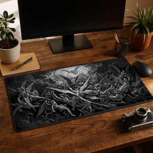 Pode incluir: Tapete de secretária retangular a preto e branco com uma ilustração detalhada de uma cena de batalha com figuras aladas. O tapete está numa secretária de madeira, juntamente com um monitor de computador, um rato e outros materiais de escritório.