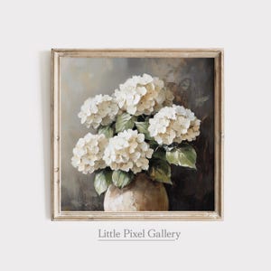 Pode incluir: Obra de arte quadrada emoldurada com uma natureza morta de flores de hortênsia brancas num vaso bege. A pintura tem uma paleta de cores neutras e uma moldura de madeira castanha clara. O texto "Little Pixel Gallery" está na parte inferior.
