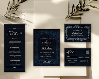 Może przedstawiać: Granatowy zestaw zaproszeń ślubnych z eleganckim pismem i kwiatowymi akcentami. Zawiera zaproszenie, kartę RSVP, kartę ze szczegółami i kartę z datą. Zestaw jest ułożony na kremowej powierzchni.