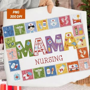 Puede incluir: Un cojín cuadrado blanco con las palabras bordadas "MAMA NURSING" en letras coloridas. Las letras están decoradas con símbolos médicos y rodeadas de parches cuadrados con iconos médicos, incluyendo estetoscopios, jeringas y huellas de bebé.
