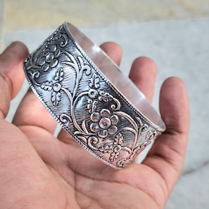 Handgemachte Breite Blumen Sterling Silber Armreif: Oxidierte Boho Manschette