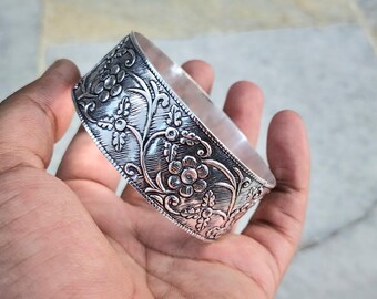 花の彫刻が施されたスターリングシルバーのブレスレット - 調節可能な