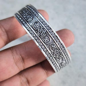 Handgemachter Blumen Sterling Silber Armreif: Oxidiertes Boho Manschetten Armband