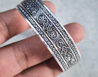 花の彫刻が施されたスターリングシルバーのブレスレット - 調節可能な