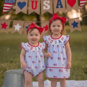 Vierter Juli Kleid und Blase für Babys und Kleinkind Mädchen, USA Flaggen, Monogramm, Initiale, gestickt, Gedenktag Vaterländisch Niedlich, Sommer