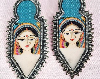 Orecchini con miniatura Mughal raffigurante una figura femminile / Orecchini tradizionali indiani