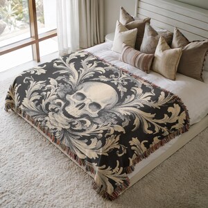 Couverture tissée tête de mort baroque, jeté damassé gothique, tapisserie élégance sombre, décoration d'horreur romantique, cadeau pour la maison Witchcore, accent hanté 00295