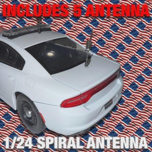 Op de afbeelding: Wit modelauto met de tekst "INCLUDES 5 ANTENNA" en "1/24 SPIRAL ANTENNA". De auto heeft een rood achterlicht en zwarte wielen. De achtergrond is een patroon van Amerikaanse vlaggen.