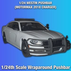 Op de afbeelding: Een wit 1/24 schaalmodel van een politieauto, een Motormax 2018 Charger, met een Westin pushbar. Het model heeft zwarte wielen en een zwarte pushbar. De tekst op de afbeelding luidt "1/24 WESTIN PUSHBAR (MOTORMAX 2018 CHARGER)" en "1/24th Scale Wraparound Pushbar".