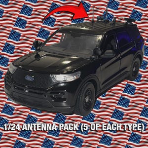 Op de afbeelding: Een zwart Ford Explorer-model met antennes op het dak, tegen een achtergrond van Amerikaanse vlaggen. De tekst "1/24 ANTENNA PACK (5 OF EACH TYPE)" wordt onderaan de afbeelding weergegeven.