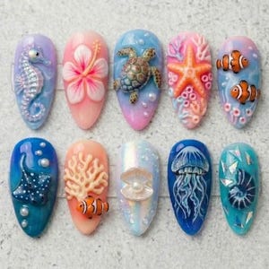 Könnte beinhalten: Eine weiße Keramiktasse mit schwarzem Henkel und dem Text "But First, Coffee" in handschriftlichem Stil. Die Tasse steht auf einer weißen Oberfläche. Die Tasse ist 10 cm hoch.