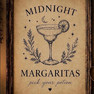 Op de afbeelding: Een ingelijste kunstprint op verouderd papier met een zwarte inktillustratie van een margaritaglas met een schijfje limoen, omringd door sterren, een maansikkel en bladeren. De tekst luidt MIDNIGHT MARGARITAS pick your potion.