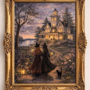 Op de afbeelding: Een goudomrand schilderij toont twee figuren in heksenhoeden en -jurken die in de schemering naar een huis lopen. Het huis is verlicht en een zwarte kat staat op de voorgrond. Het kunstwerk roept een gevoel van mysterie en fantasie op.