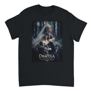 Könnte beinhalten: Schwarzes T-Shirt mit einem Filmplakat-Design. Das Poster zeigt eine Frau mit Schleier, mit dem Titel "Dracula A Love Tale" in eleganter Schrift. Das Design hat eine dunkle, gotische Ästhetik.
