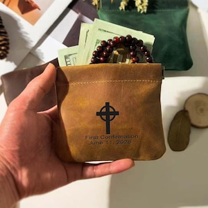 Puede incluir: Una bandeja de servir de madera hecha a mano con acabado natural. La bandeja rectangular tiene bordes elevados y asas integradas. La veta de la madera es visible, lo que añade encanto rústico. Dimensiones: 45,7 cm de largo, 30,5 cm de ancho y 5,1 cm de alto.