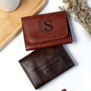 Puede incluir: Juego de tres tazas de cerámica: azul claro, blanco y azul oscuro. Cada taza presenta un diseño minimalista, con un asa redondeada y un acabado liso. Adecuadas para café o té.