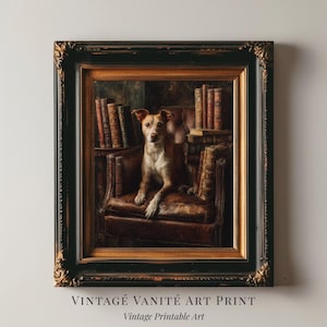 Peut inclure: Une impression d'art vintage encadrée représentant un chien assis dans un fauteuil en cuir entouré de livres. Le cadre est sombre avec des détails dorés. Le texte "VINTAGE VANITÉ ART PRINT" et "Vintage Printable Art" est en bas.