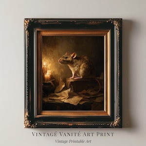 Puede incluir: Impresión artística vintage enmarcada en un marco negro y dorado ornamentado. La obra de arte representa una rata iluminada por la luz de las velas, sentada sobre papeles. El texto en la parte inferior dice "VINTAGE VANITÉ ART PRINT" y "Vintage Printable Art."