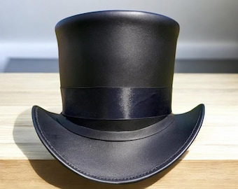 Peut inclure: Un chapeau haut de forme noir avec un large bord incurvé et un ruban foncé. Le chapeau est fait d'un matériau lisse. Un accessoire formel classique, d'environ 15 cm de hauteur.