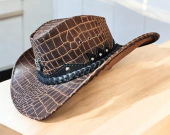 Handgemaakte leren cowboyhoed met krokodillenreliëf: rodeostijl met brede rand