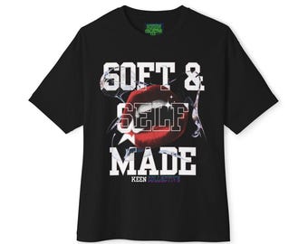 Camiseta Suave y HECHA A SI MISMO, diseñada para quienes abrazan su suavidad como una fortaleza y su éxito como algo construido por ellos mismos.