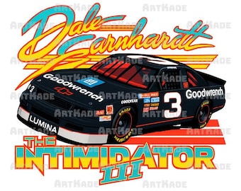 Może przedstawiać: Czarny samochód wyścigowy z numerem 3 i napisem "Dale Earnhardt" w żółtym i niebieskim skrypcie. Samochód ma markę "Goodwrench" i "Lumina". Tekst "The Intimidator III" znajduje się pod samochodem.