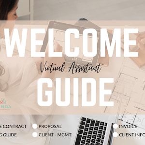 以下が含まれることがあります： 「WELCOME Virtual Assistant GUIDE」の文字が大きく白抜きで表示されたワークスペースの俯瞰図。画像には、ラップトップ、タブレット、書類が含まれています。追加のテキストには、「SERVICE CONTRACT」、「PROPOSAL」、「PRICING GUIDE」、「CLIENT - MGMT」、「INVOICE」、「CLIENT INFORMATION」が含まれています。
