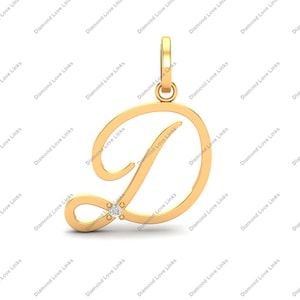 Op de afbeelding: Goudkleurige hanger in de vorm van de letter "D" met een kleine diamant accent. De hanger heeft een lus aan de bovenkant voor een ketting. Het ontwerp is in cursieve stijl, met een delicate en elegante uitstraling.