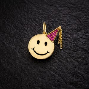 Charm de oro de 14k con carita feliz, colgante de gorro de fiesta con rubí, joyería para celebraciones, cadena colgante.