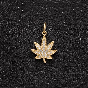 Guldbelagd cannabisbladhänge, glittrande marijuanabladberlock, läckra ogräsbladssmycken, botanisk krukbladsamulett, 420 vänlig gåva