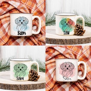 Puede incluir: Cuatro tazas de cer&aacute;mica blanca con bordes y asas negras. Cada taza presenta un dise&ntilde;o de acuarela diferente de un perro con el nombre "Sam" debajo. Las tazas se muestran sobre una tela a cuadros y superficies de madera.