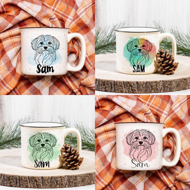 Puede incluir: Cuatro tazas de cer&aacute;mica blanca con bordes y asas negras. Cada taza presenta un dise&ntilde;o de acuarela diferente de un perro con el nombre "Sam" debajo. Las tazas se muestran sobre una tela a cuadros y superficies de madera.